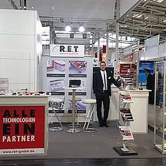 Daniel Komenda am Stand der R.E.T. auf der Münchener Messe Electronica