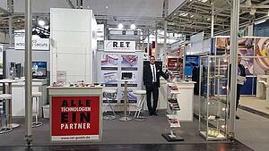 Daniel Komenda am Stand der R.E.T. auf der Münchener Messe Electronica