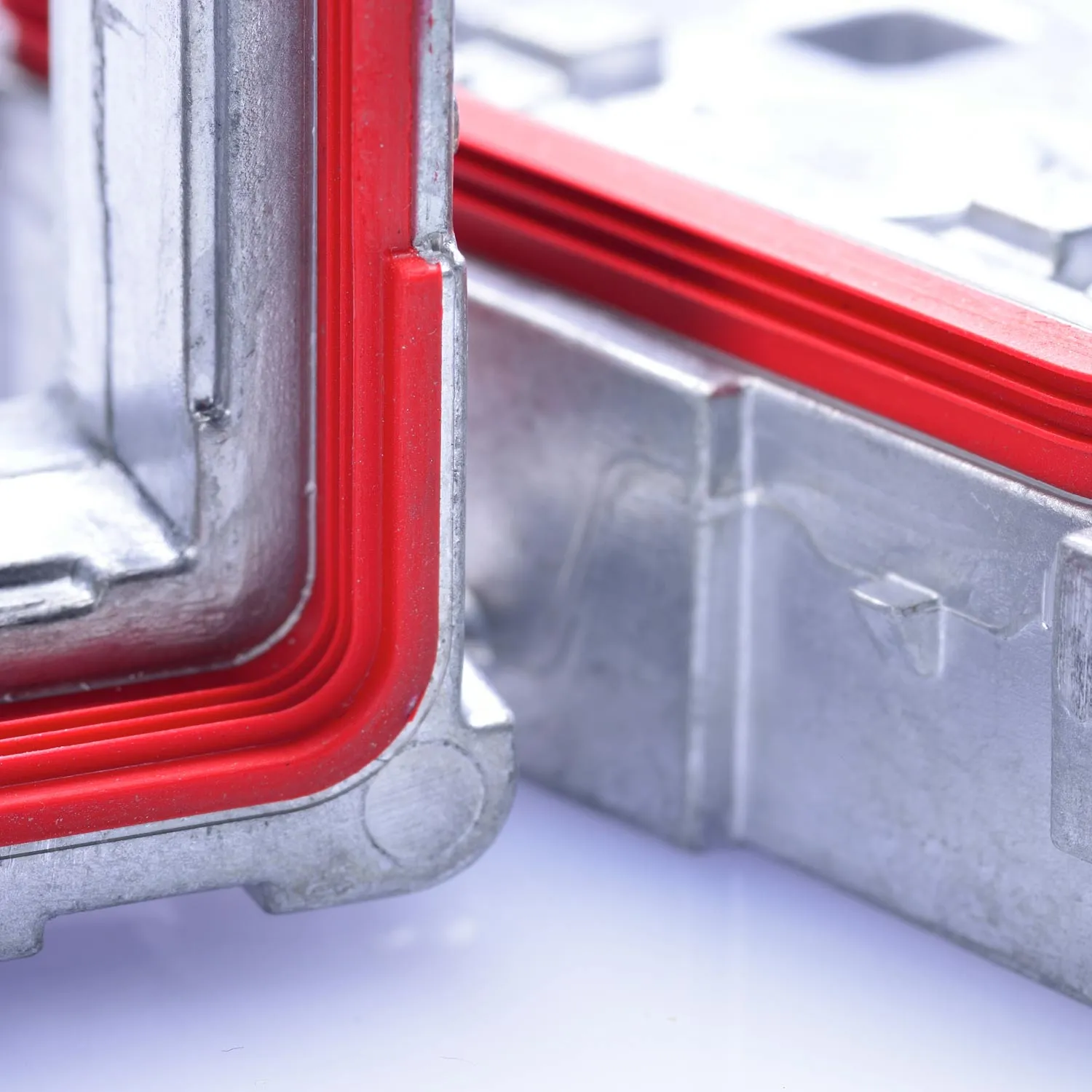 Silicone-aluminium composite parts