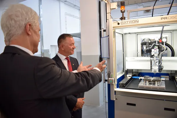 Die neue Produktionsanlage für Dosiertechnik nimmt im Beisein von Hubert Reiff den Betrieb auf